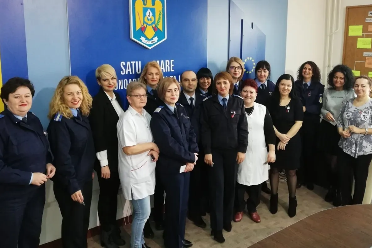 Mărţișorul jandarmilor sătmăreni a venit cu sprijinul copiilor din cadrul Centrului Sfânta Tatiana
