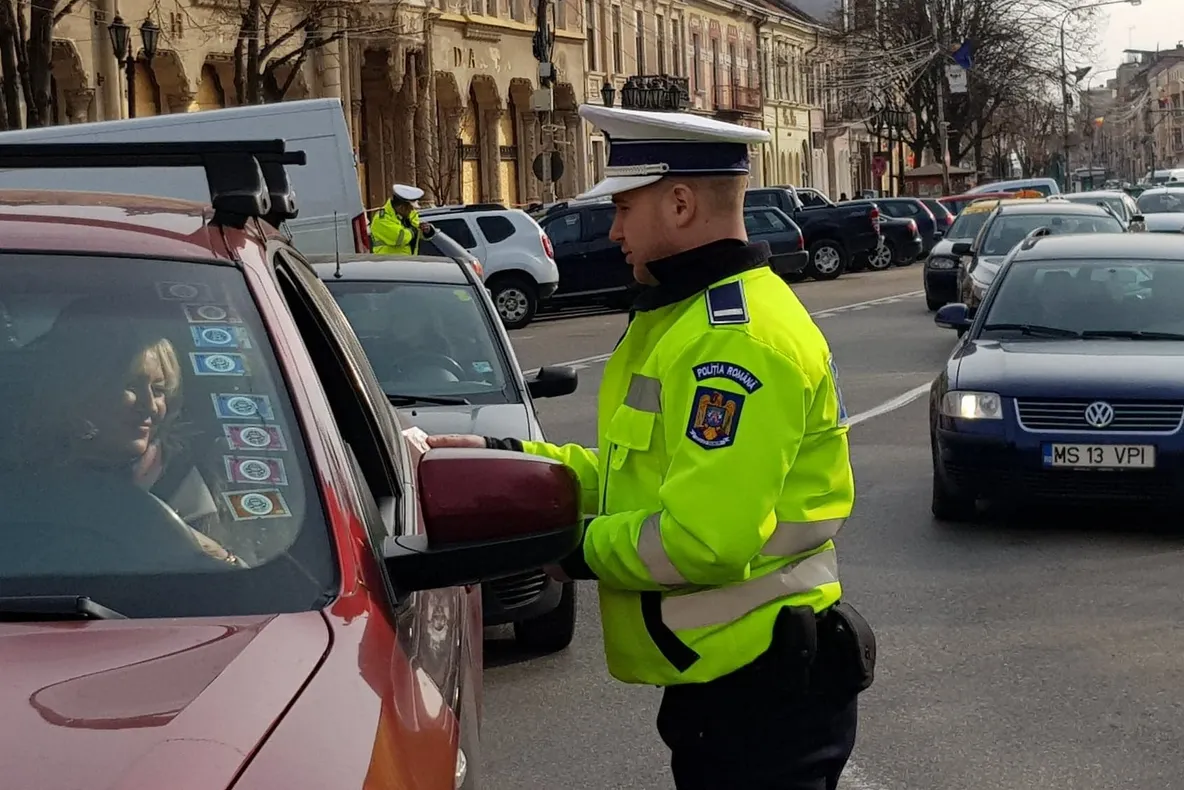 Șoferițele au fost „amendate” de polițiștii rutieri cu câte un mărțișor