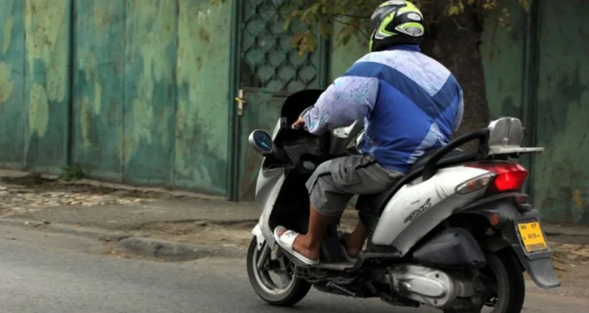 Pe moped, beat şi fără permis