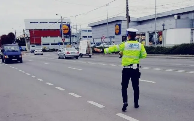 Un tânăr beat a furat mașina tatălui său. Polițiștii i-au întocmit dosar penal
