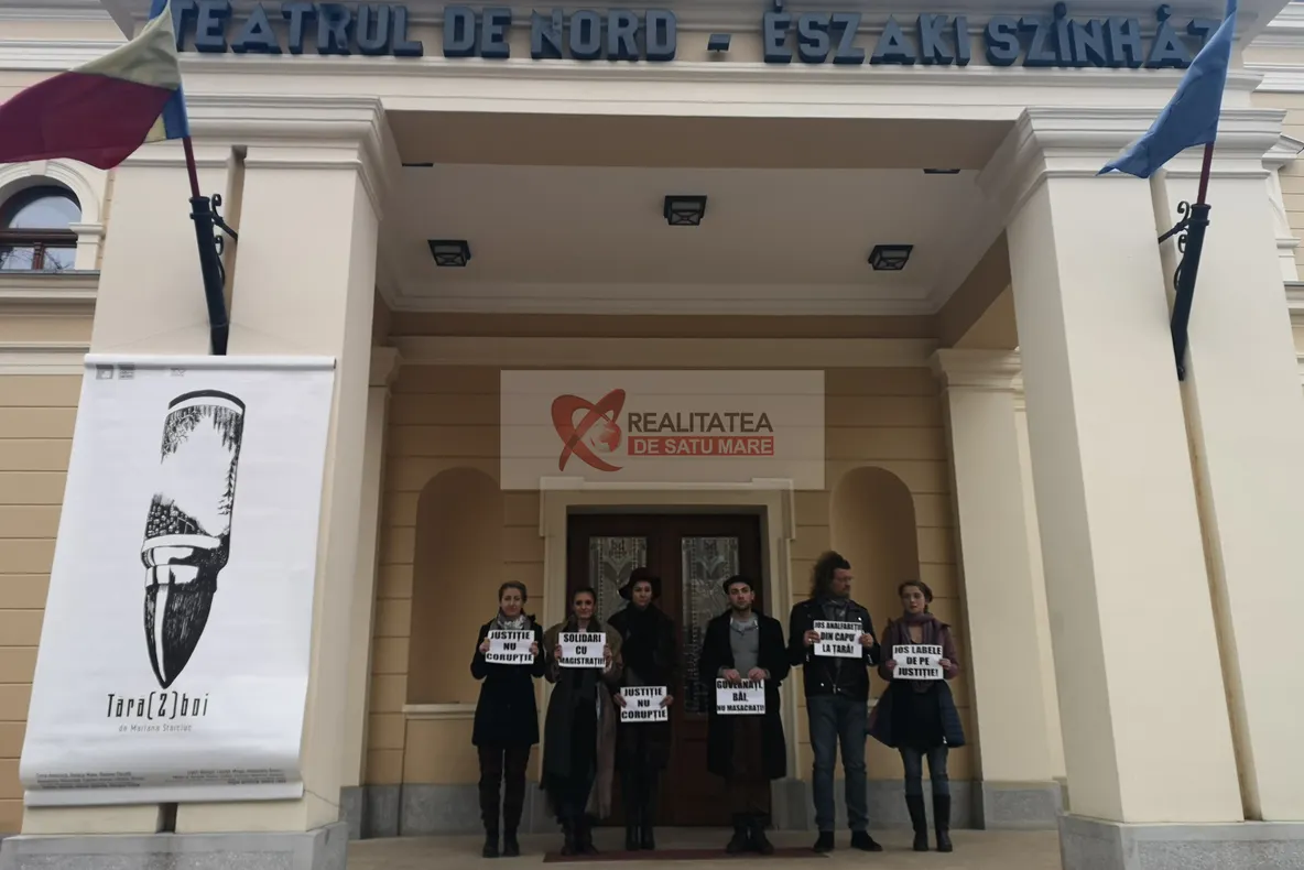 Actorii sătmăreni au protestat înaintea spectacolului din această seară
