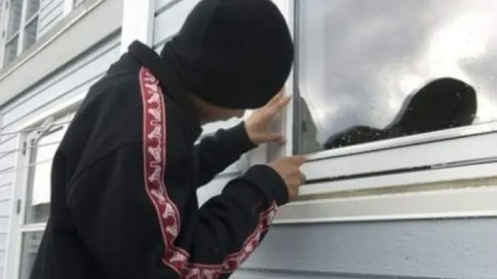 Un minor a furat bani din casa unui bătrân din Doba