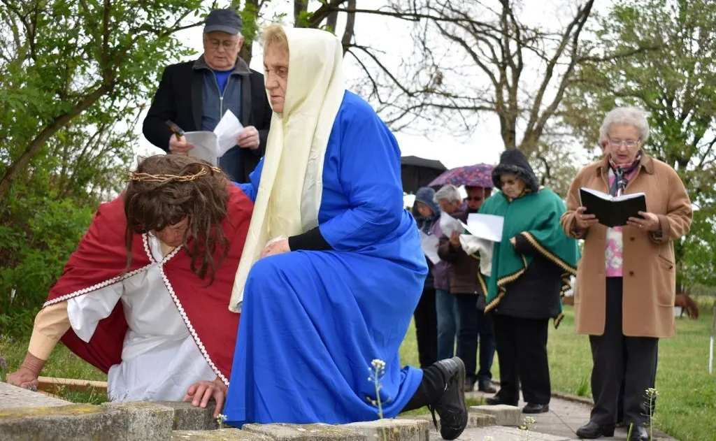 Vârstnicii din centrele de zi au refăcut Drumul Crucii (foto)
