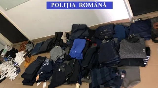 Haine contrafăcute, în valoare de 900 de lei, confiscate de poliţişti