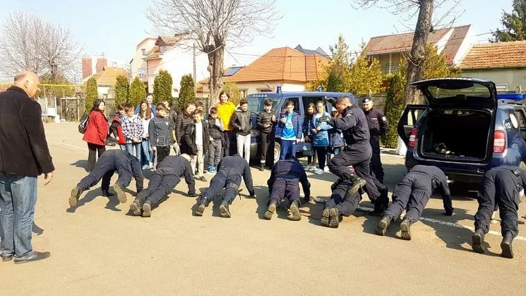 Elevii, în vizită la Jandarmerie în cadrul proiectului educativ "Şcoala Altfel”