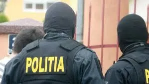 Percheziții domiciliare. Contrabandist de țigări, reținut de polițiști