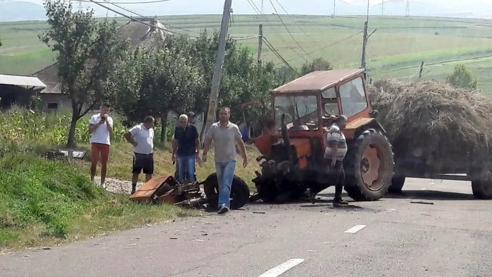 A intrat cu tractorul în gardul unei case