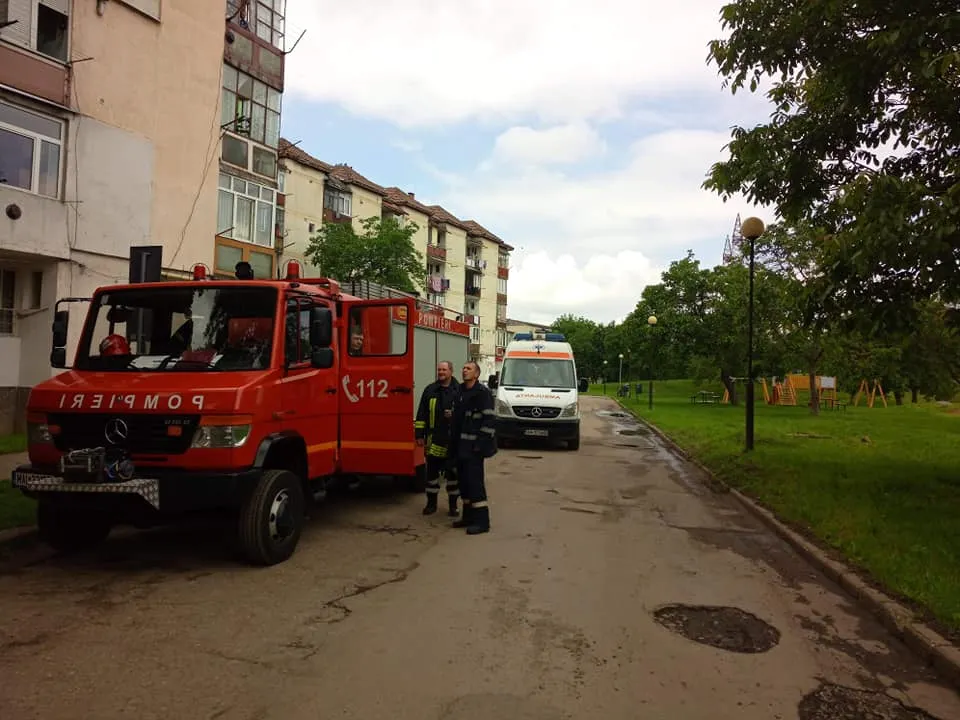 Pompierii sătmăreni, solicitați pentru deblocarea ușii unui apartament