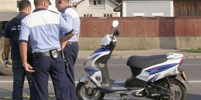 Prins circulând cu un moped neînmatriculat şi fără permis de conducere