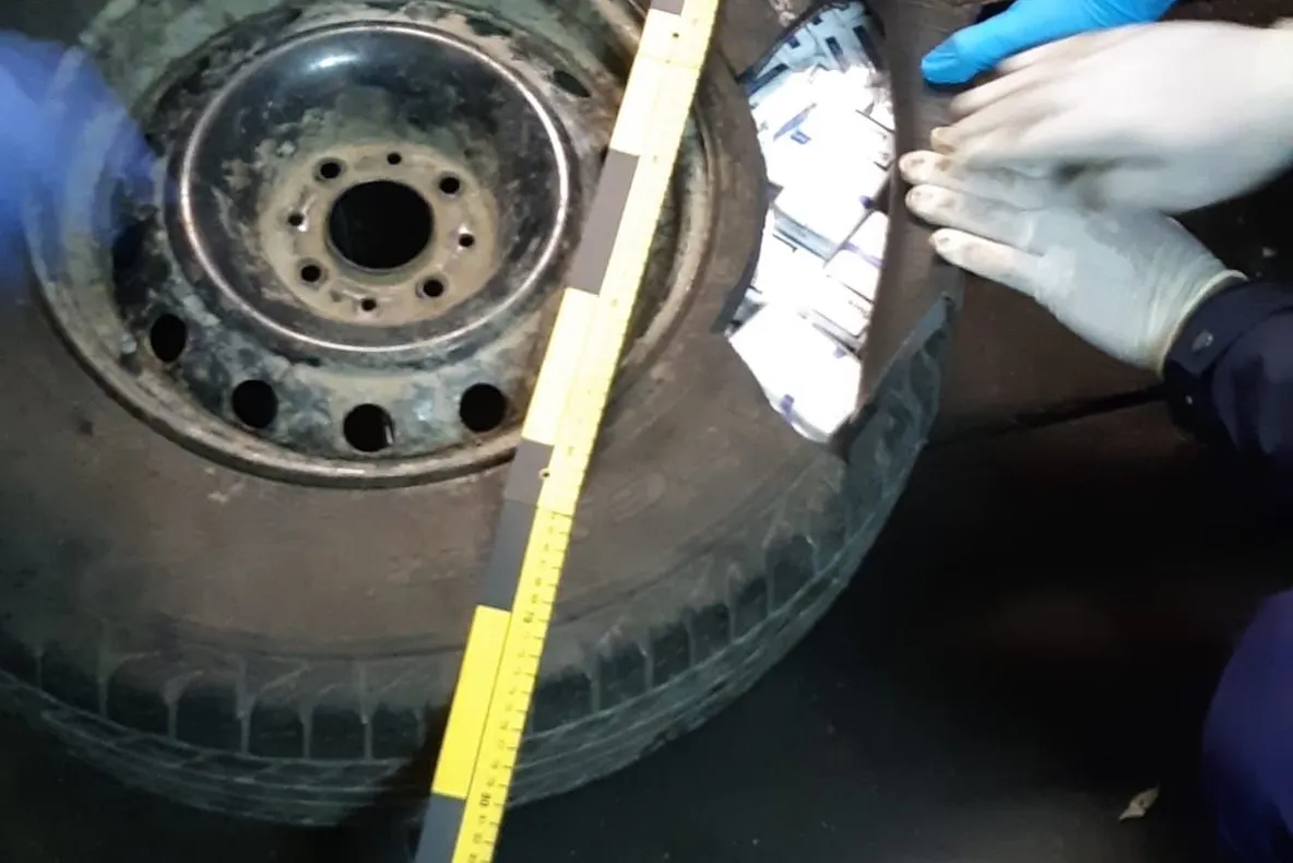 Polițiștii au găsit zeci de mii de țigarete de contrabandă ascunse în roțile unei mașini