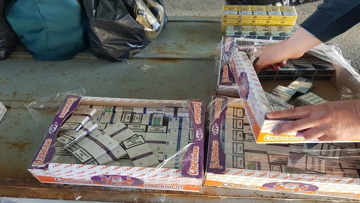 Țigări de contrabandă ascunse în cotiera unei mașini și în cutii cu prăjituri