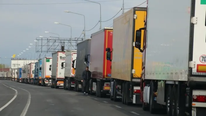 Aglomerație în vama Petea | Șoferii de TIR așteaptă peste 120 de minute să iasă din țară