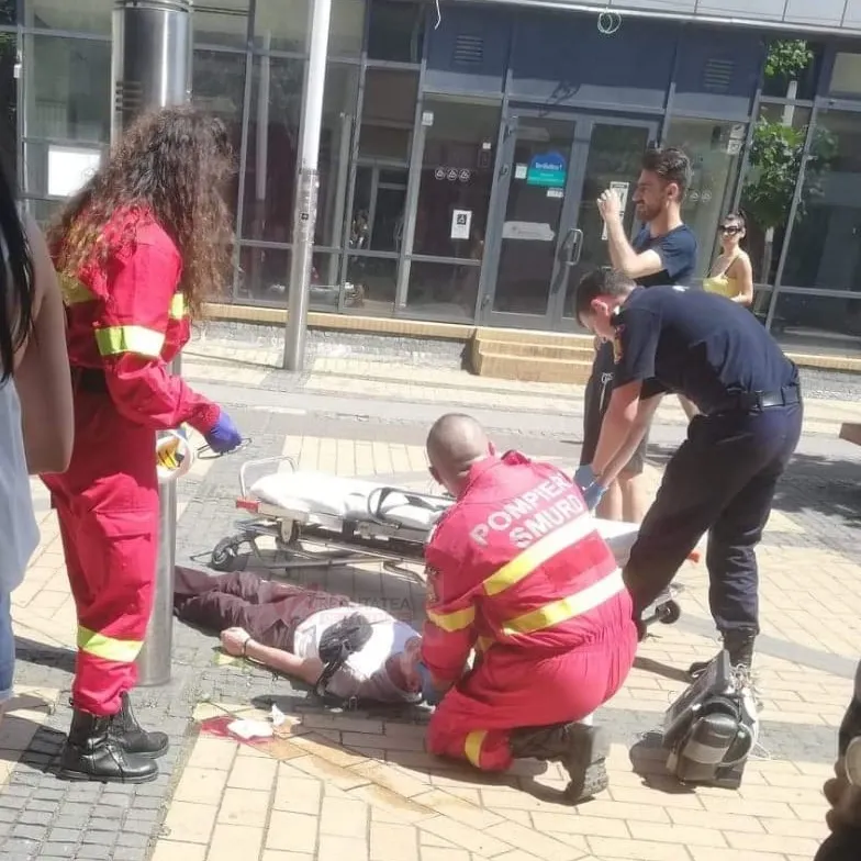 Bătrân în stare gravă, după ce a căzut cu bicicleta pe pasajul pietonal din centrul municipiului