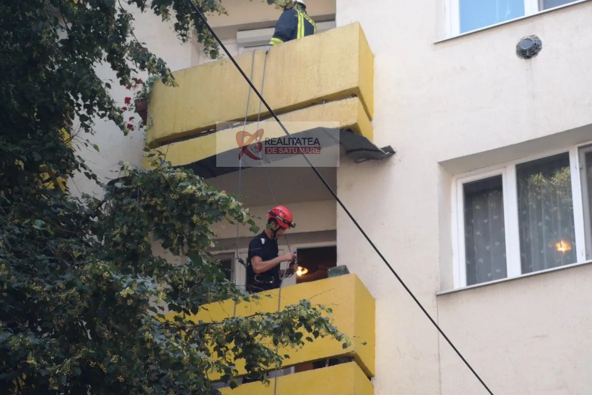 Intervenție a pompierilor în centrul municipiului. Sătmăreancă blocată în apartament