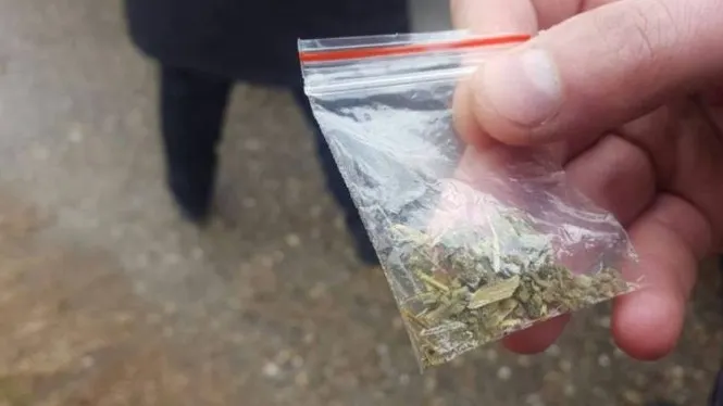 Tânăr, de 21 de ani, drogat, prins de polițiștii locali