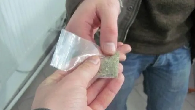 Tineri din Tășnad, depistaţi cu droguri asupra lor de polițiști