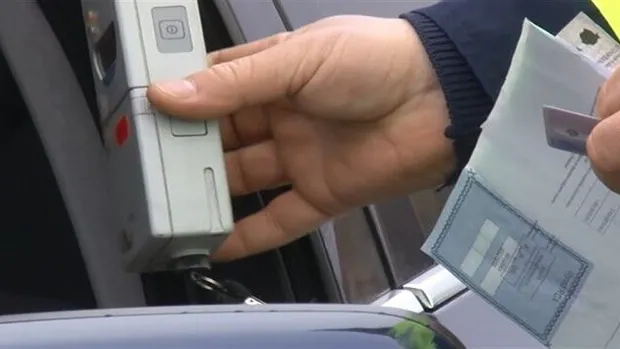 Doi șoferi, de peste 70 de ani, prinși băuți la volan