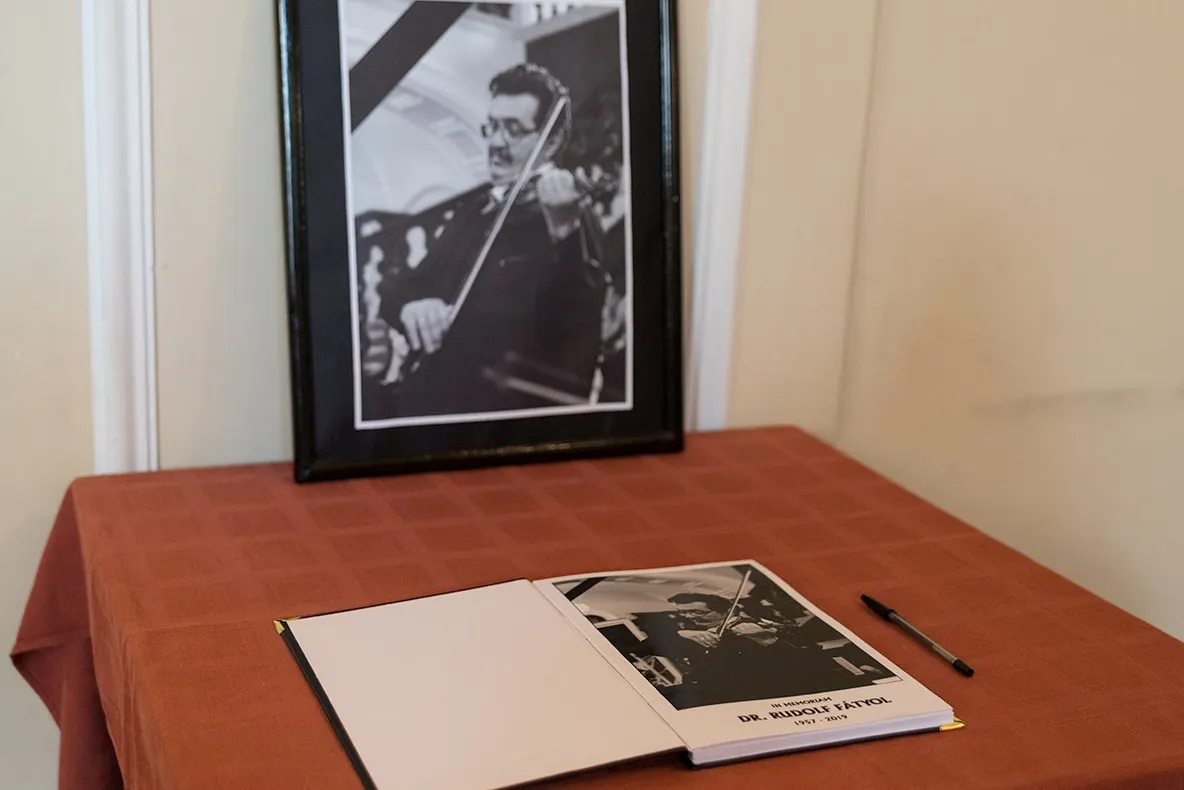 Carte de condoleanțe în memoria maestrului dr. Rudolf Fátyol, la Castelul Károlyi din Carei