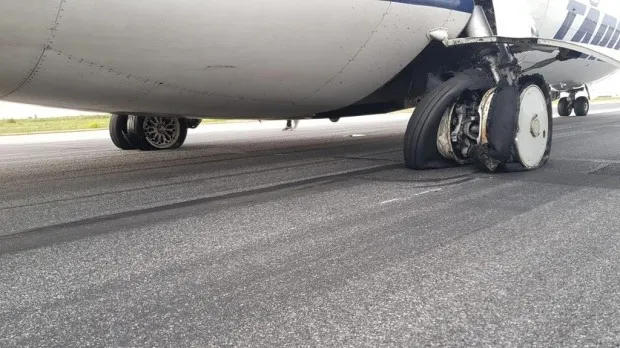 Probleme la zborul Satu Mare – București. Pneurile unui avion Tarom au explodat la aterizarea pe Aeroportul Otopeni
