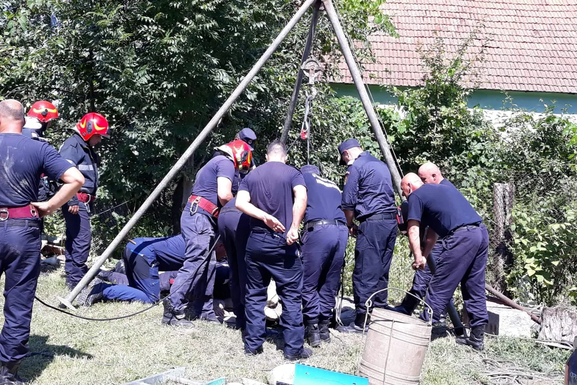 O fântână arteziană din Carei, mâzgălită cu vopsea albastră
