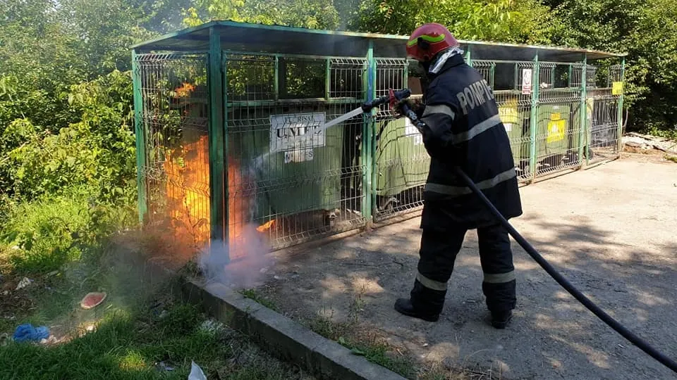 Tomberon incendiat în Satu Mare. Au intervenit pompierii
