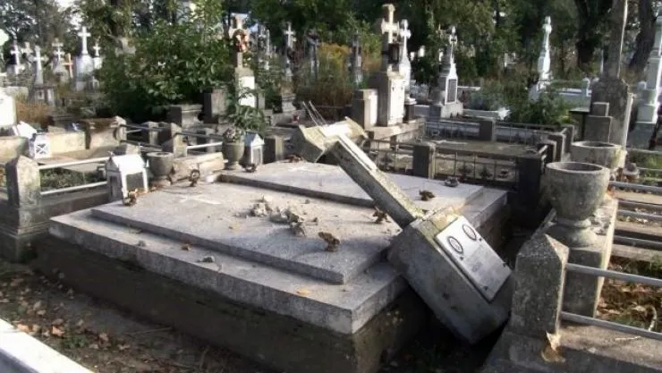 Minorii care au profanat peste 50 de morminte din Satu Mare, trimiși în judecată