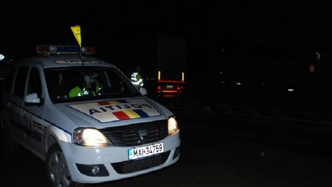A furat o dubă din curtea unei firme și a lovit două mașini. Negreșteanul nu avea permis și era mort de beat