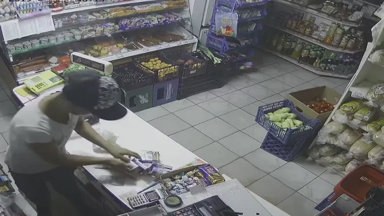 A uitat ușa deschisă la magazin. Un tânăr a furat tot ce a apucat