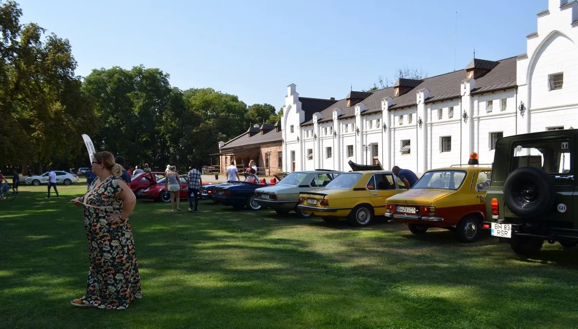 Zeci de bijuterii pe patru roţi expuse în parcul din Carei