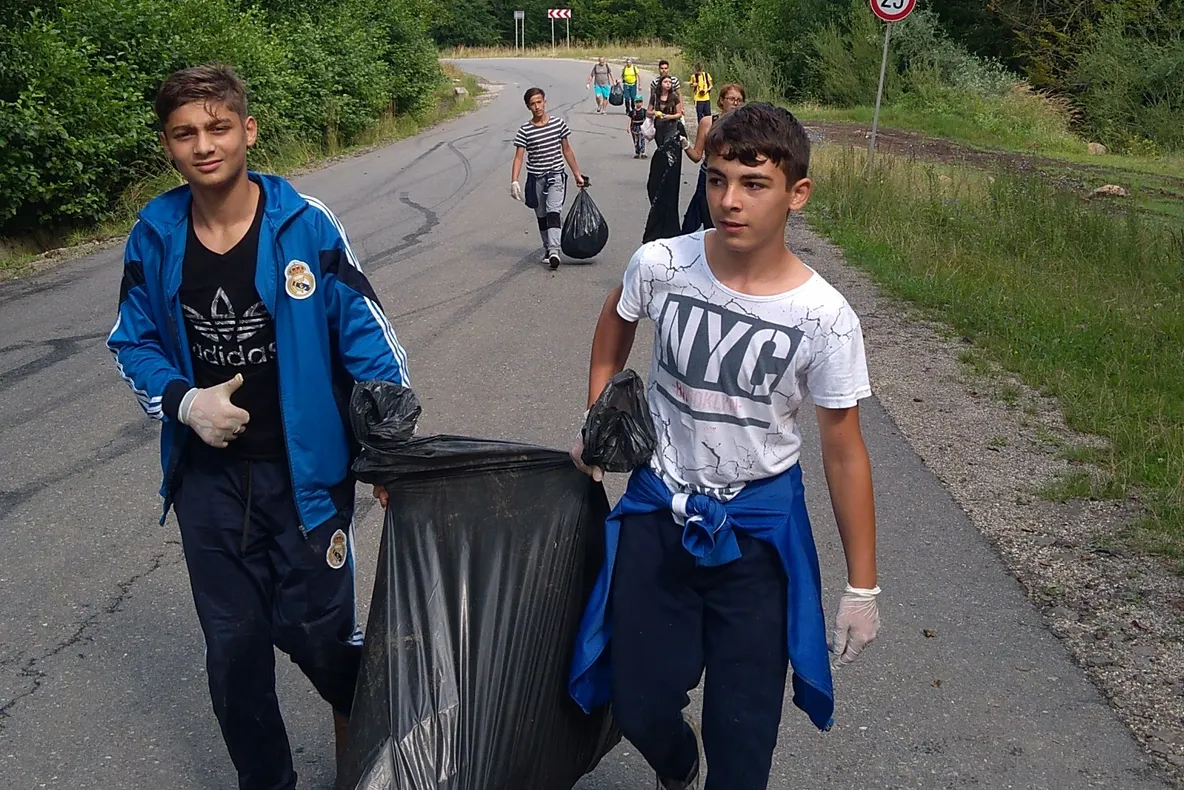 Copii și voluntari din județ au strâns 500 de kilograme de gunoaie la Luna Șes