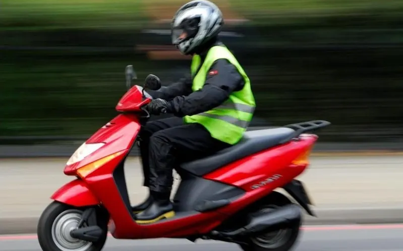 A condus, fără permis şi băut, un moped. Dosar penal pentru un bărbat din Nadișul Hododului