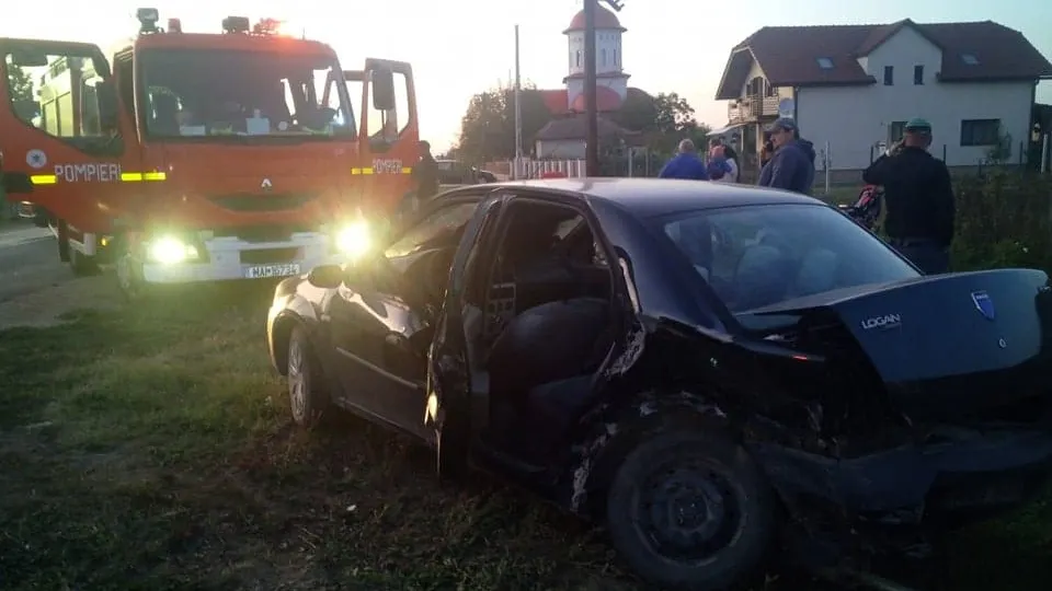 Accident grav în județ. Două persoane încarcerate, în urma unui impact frontal între două mașini