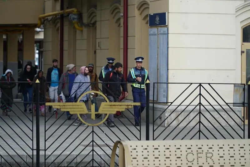 Acţiuni ale poliţiştilor, în această dimineață, în gările din județ. Peste 50 de persoane, legitimate