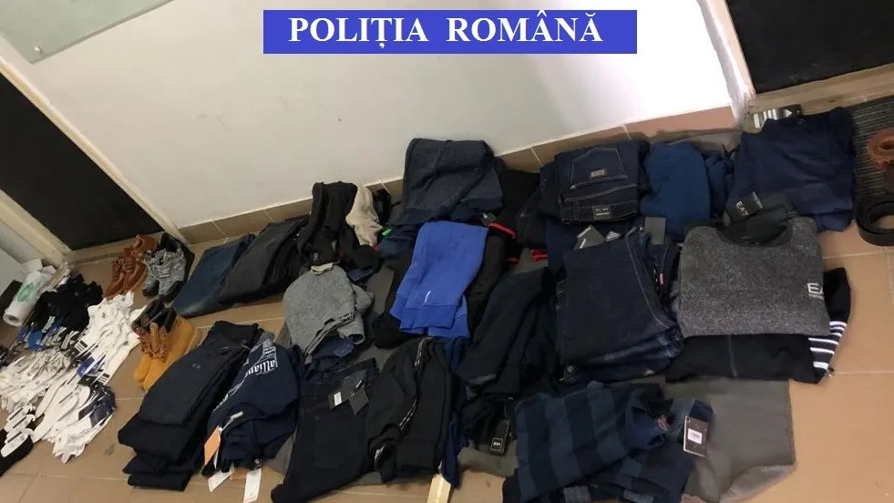 Îmbrăcăminte contrafăcută, confiscată de polițiști