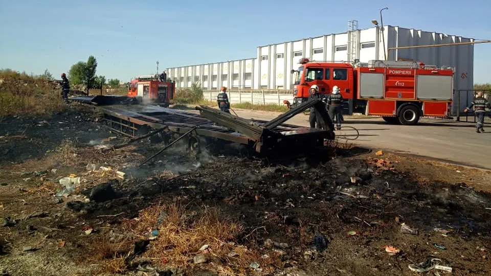 Remorca unui TIR, cuprinsă de un incendiu de vegetație