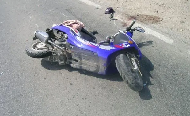 Tânără fără permis prinsă de polițiști conducând un moped
