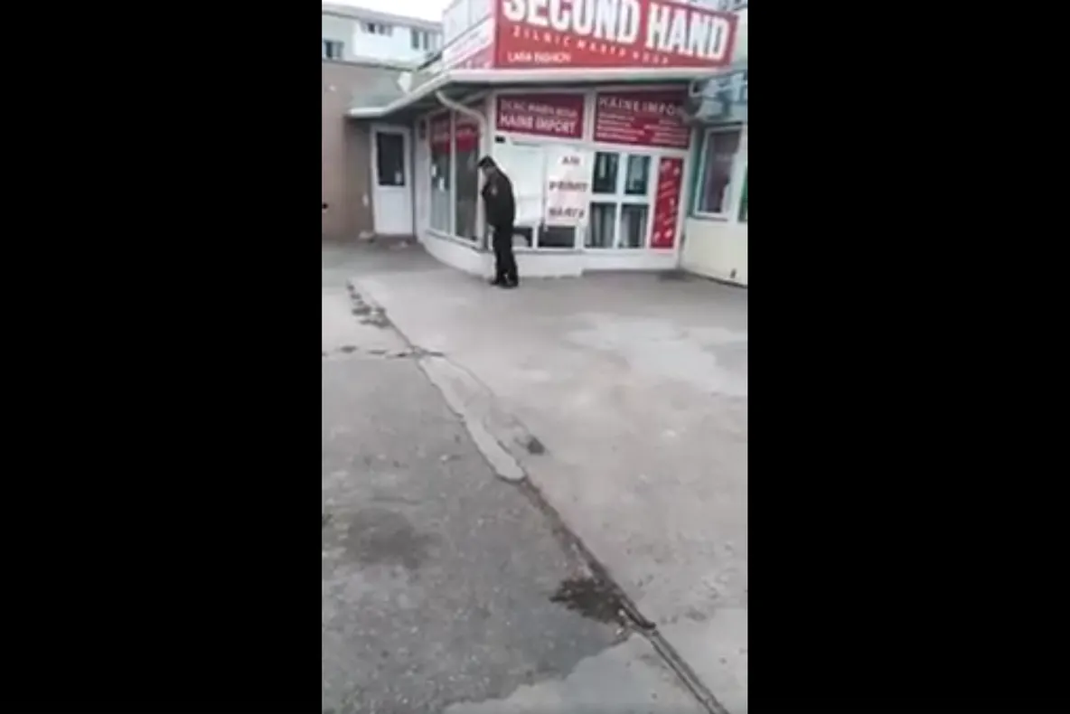 Prins conducând o mașină fără plăcuțele cu numărul de înmatriculare