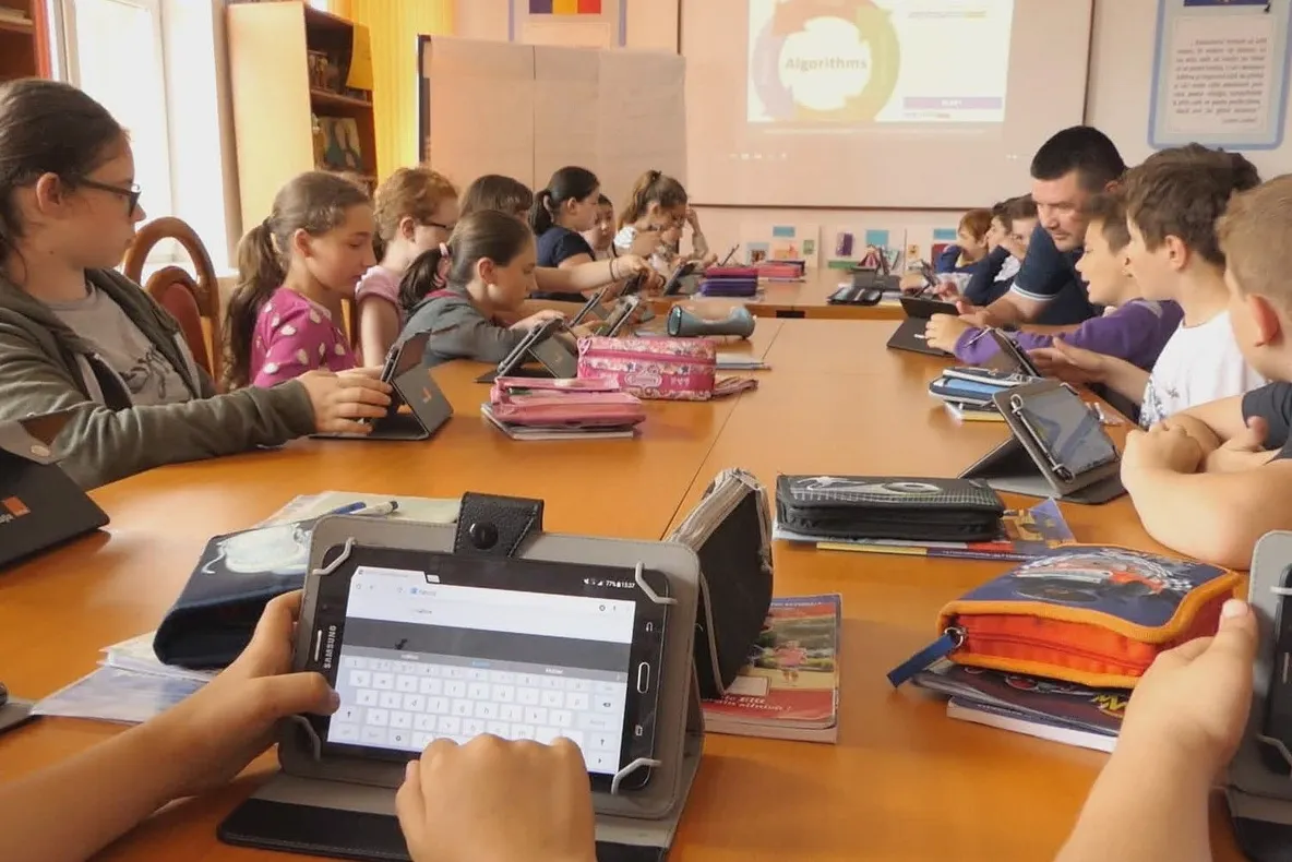 Digitaliada a ajuns la Medieșu Aurit. Elevii învață matematică și informatică în laboratorul digital