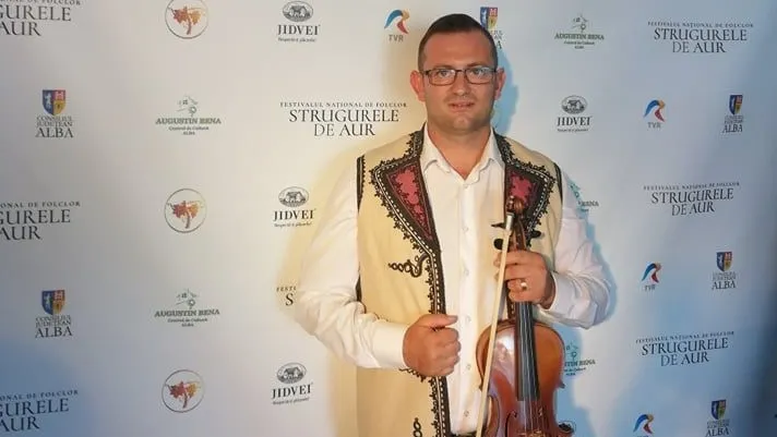 Violonistul sătmărean Ionuț Rotar, în orchestra Festivalului Național de Folclor „Strugurele de Aur” de la Alba Iulia