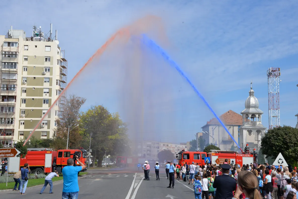 Paradă militară și exerciții demonstrative executate în premieră la Satu Mare, de Ziua pompierilor