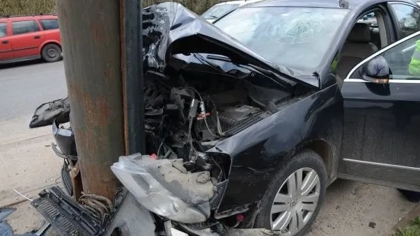 Un tânăr fără permis a intrat cu mașina într-un stâlp