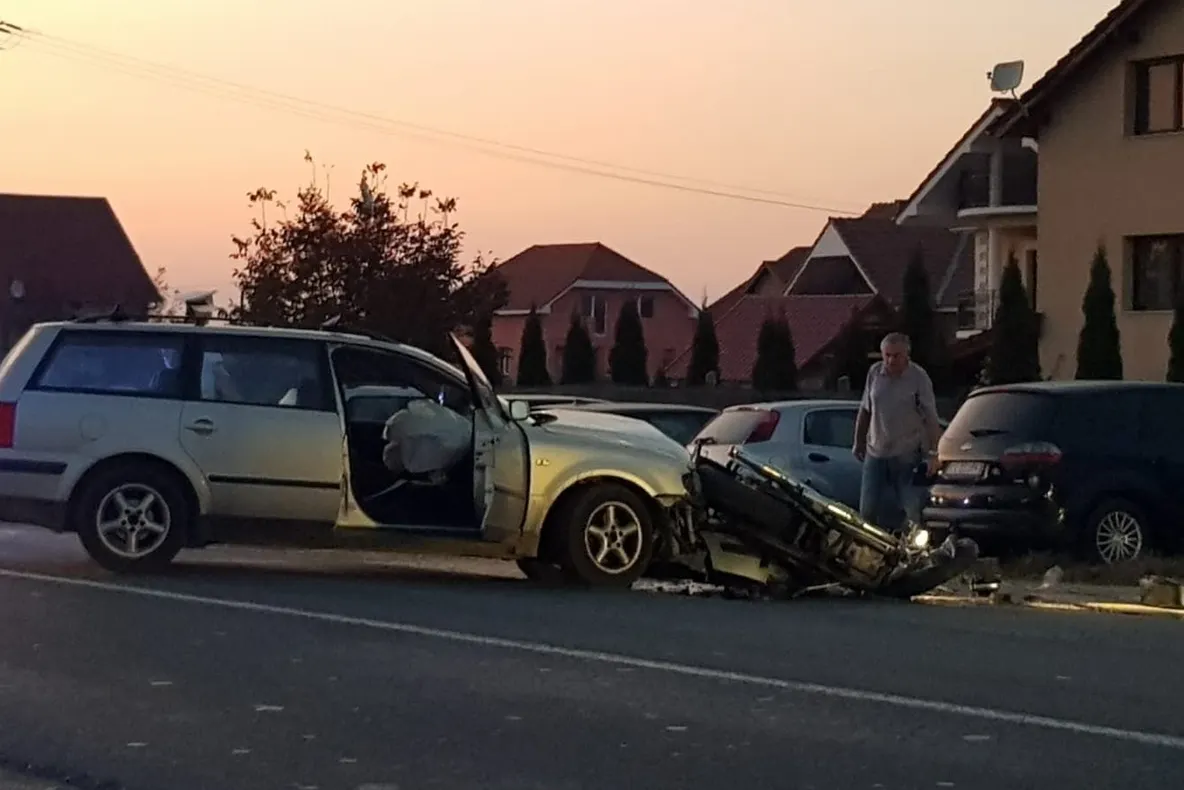 Motociclist în stare gravă, în urma unui impact violent cu o mașină