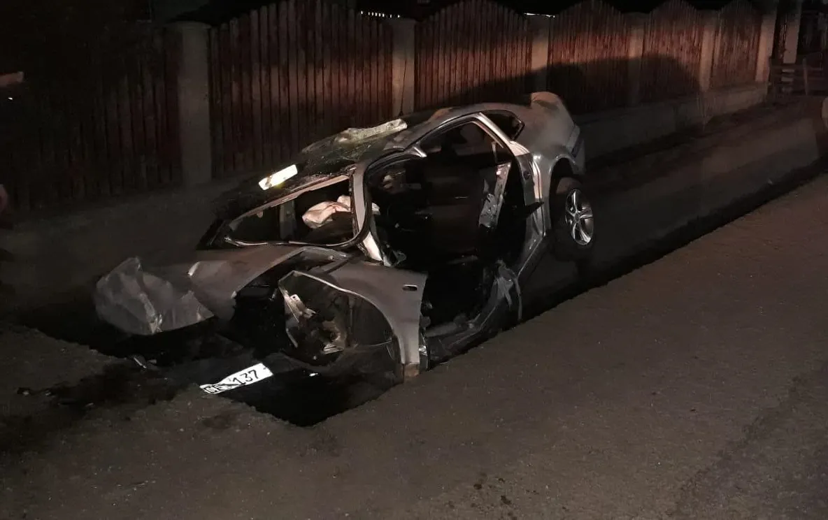 Un șofer s-a rănit grav după ce a intrat cu mașina într-un cap de pod