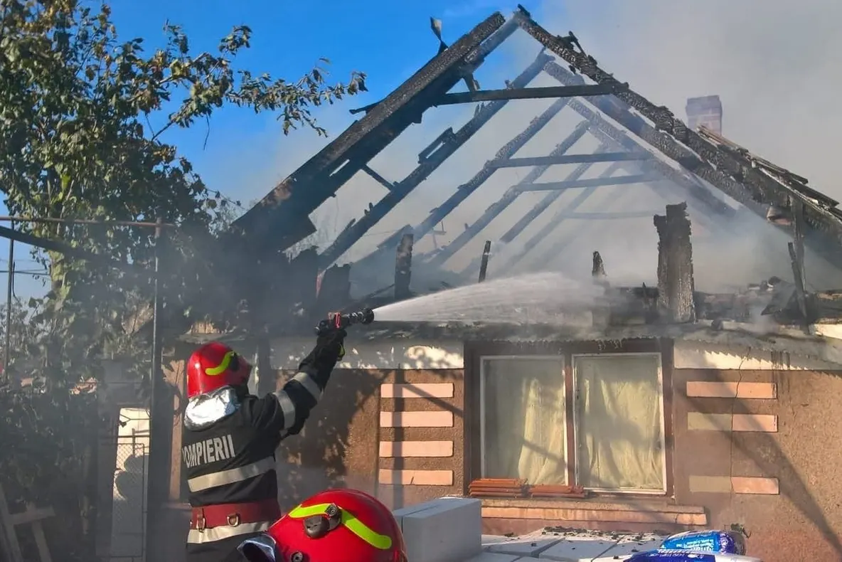 Incendiu izbucnit la acoperișul unei case din municipiu