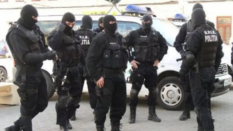 Aproape 50 de polițiști și jandarmi au descins în două localități din județ
