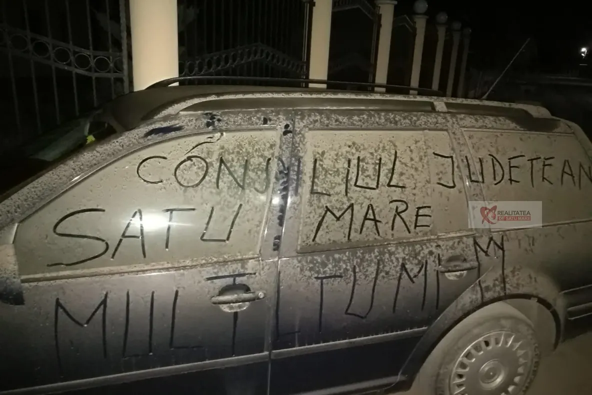 Protest în județ. ”Mesaj de mulțumire” transmis pe mașina plină cu praf conducerii Consiliului Județean Satu Mare