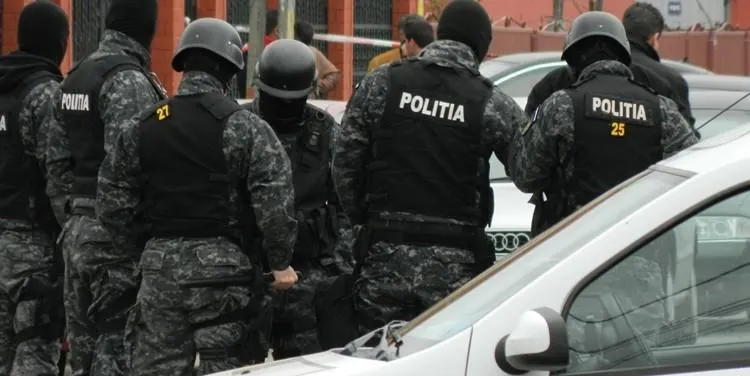 Percheziții de amploare. Doi suspecți de furturi ridicați de „mascați”