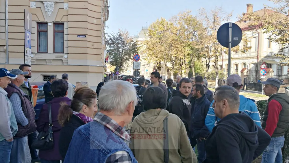 Sătenii din Solduba, terorizați de hoți, protestează în fața Inspectoratului de Poliție din municipiul Satu Mare