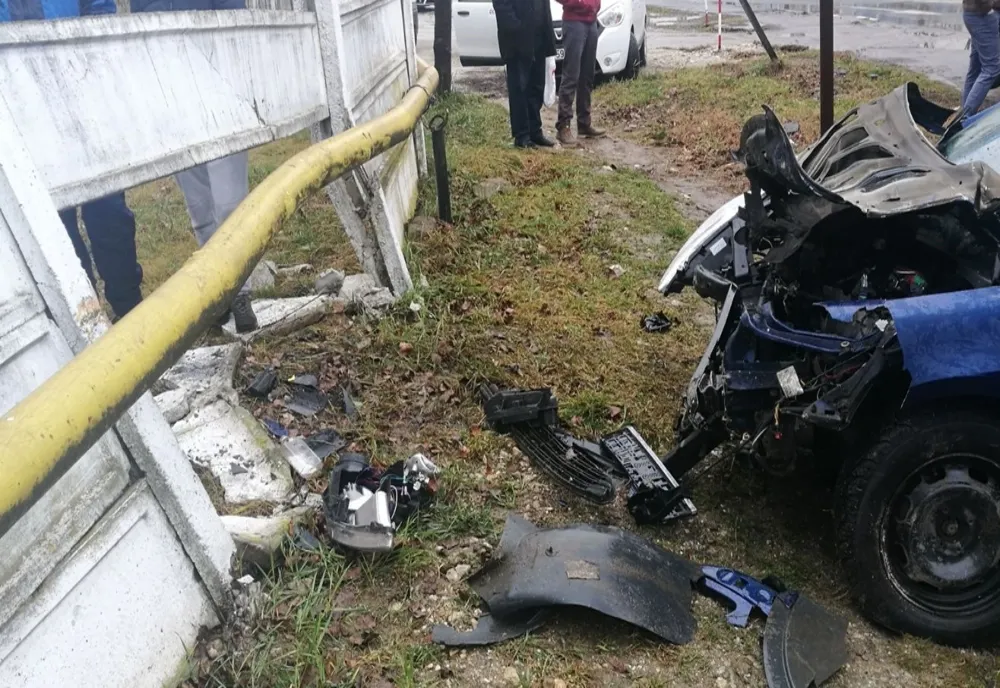 Pericol de explozie, după ce un șofer a intrat cu mașina în țeava de gaz