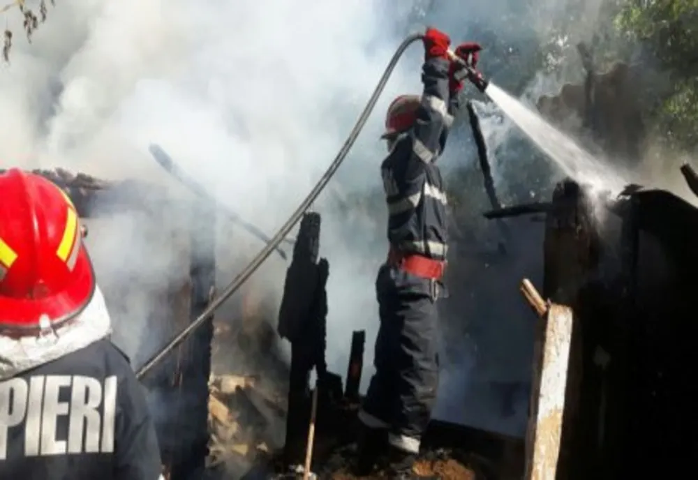 Incendiu de proporții în județ provocat de o ţigară uitată aprinsă
